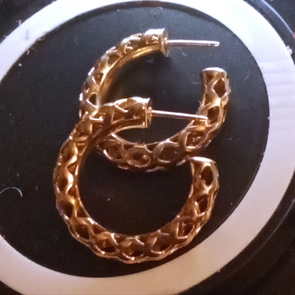Gold box link hoop